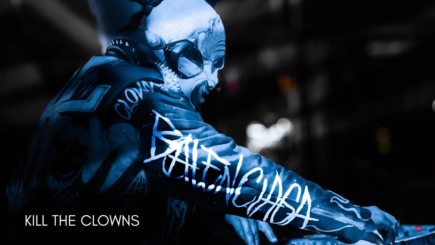 Artista de KILL THE CLOWNS en escena, entre la sombra y la luz azul.